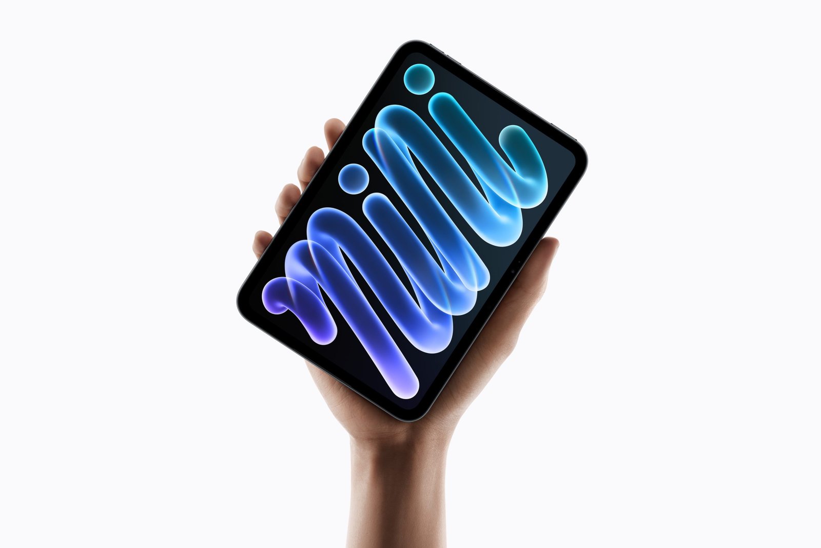 Uma mão segurando o novo iPad mini inclinado, com a tela OLED mostrando um papel de parede abstrato e colorido, sobre fundo branco