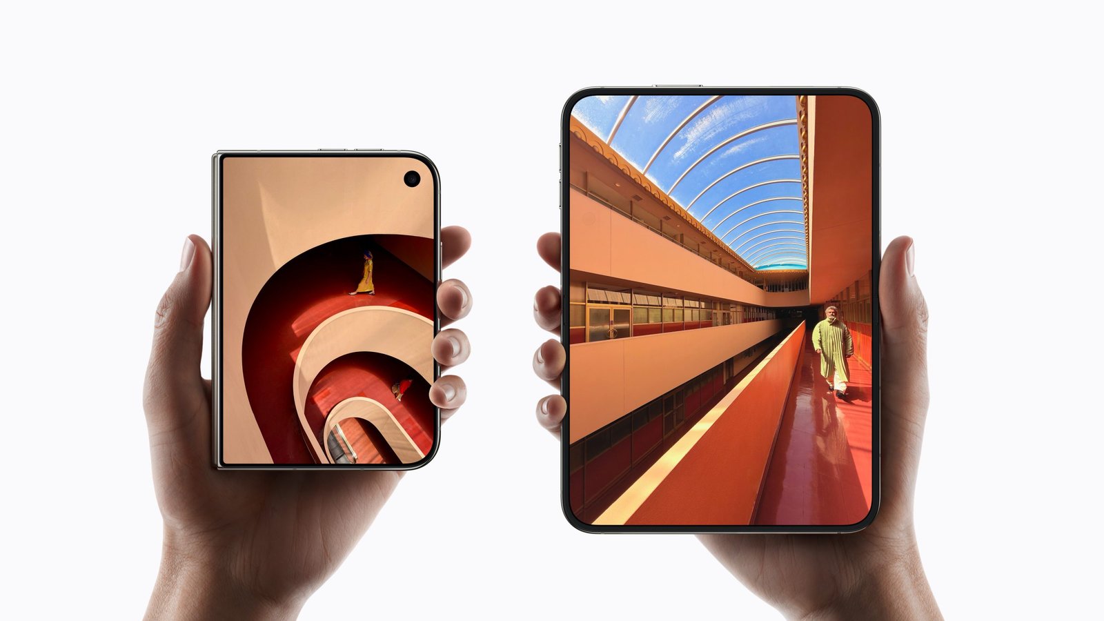 Duas mãos seguram um iPhone Duo fechado e outro aberto
