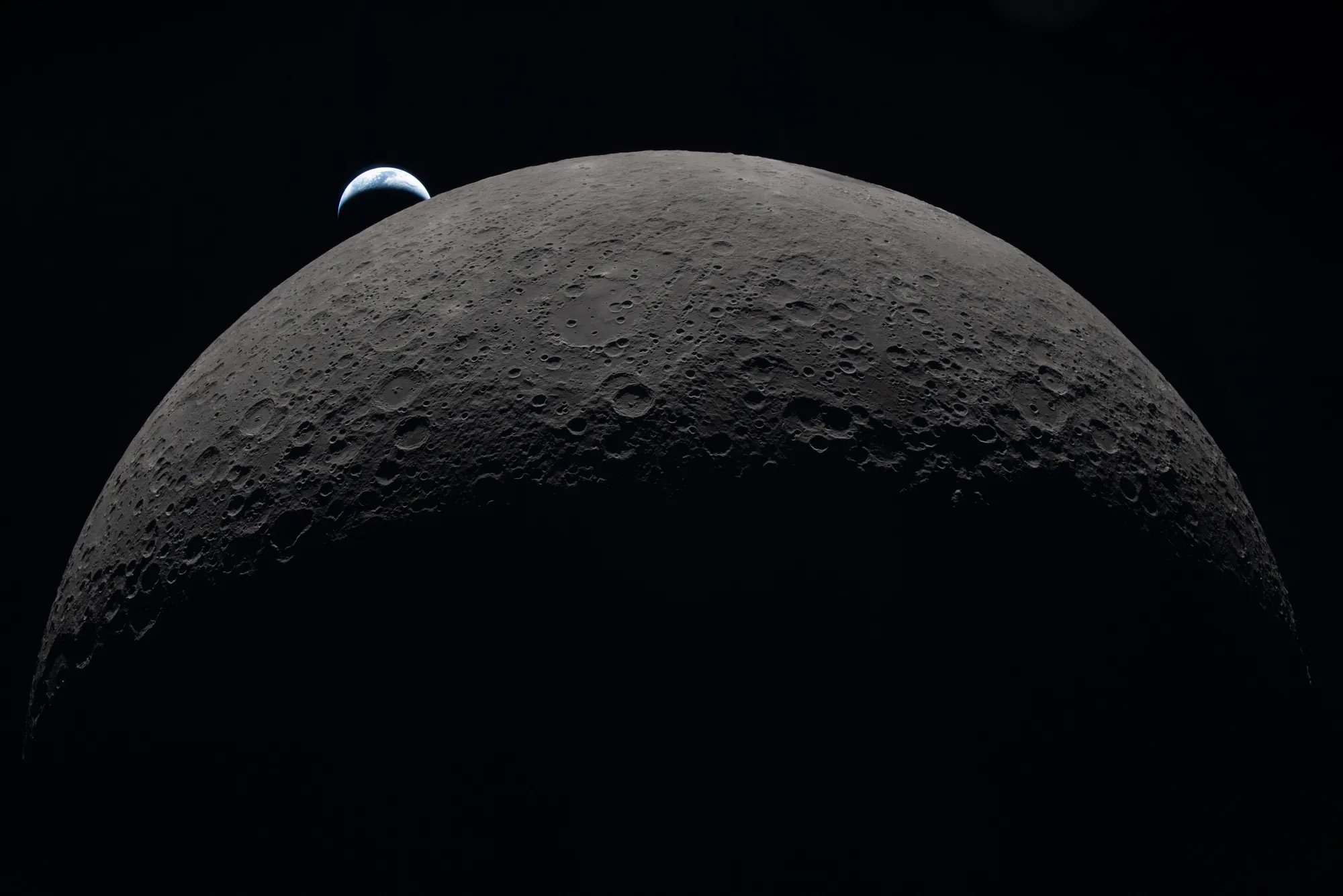 Borda curva da Lua com a Terra em forma de crescente se pondo atrás