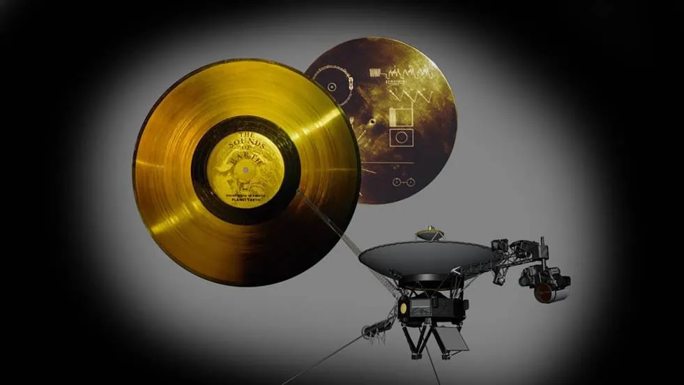 Disco dourado e a capa ao lado de uma sonda Voyager