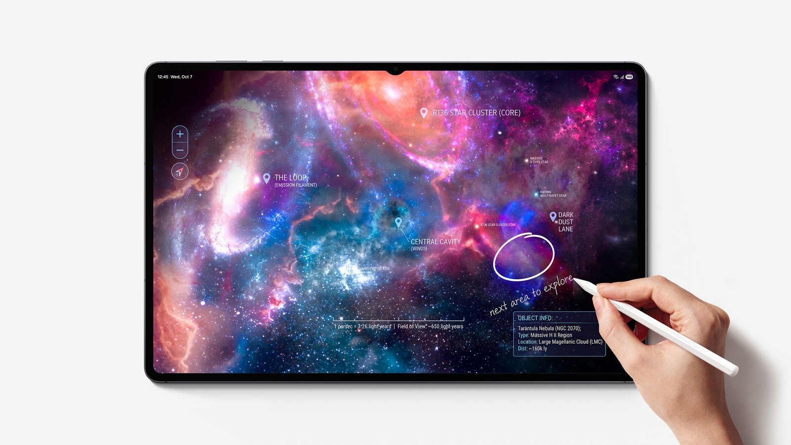 Uma mão desenha com a S Pen na tela do Galaxy Tab S12 Ultra sobre a imagem de uma nebulosa